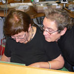 Gisela Seibert-Philippen schaut Jutta Wilpert �ber die Schulter