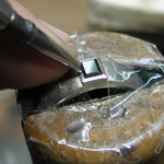 H�chste Konzentration ist beim Fassen wertvoller Edelsteine gefragt.