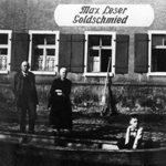 Max Wilpert im Fischerkahn bei Hochwasser vor der Goldschmiede Leser in Regensburg 1940